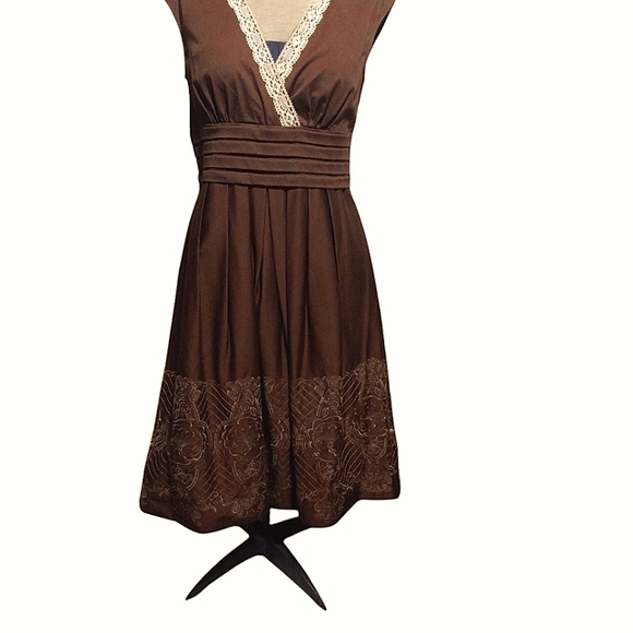 Sangria dress size 10 Brown with White embroidery on the V neck & bottom - Picture 1 of 7